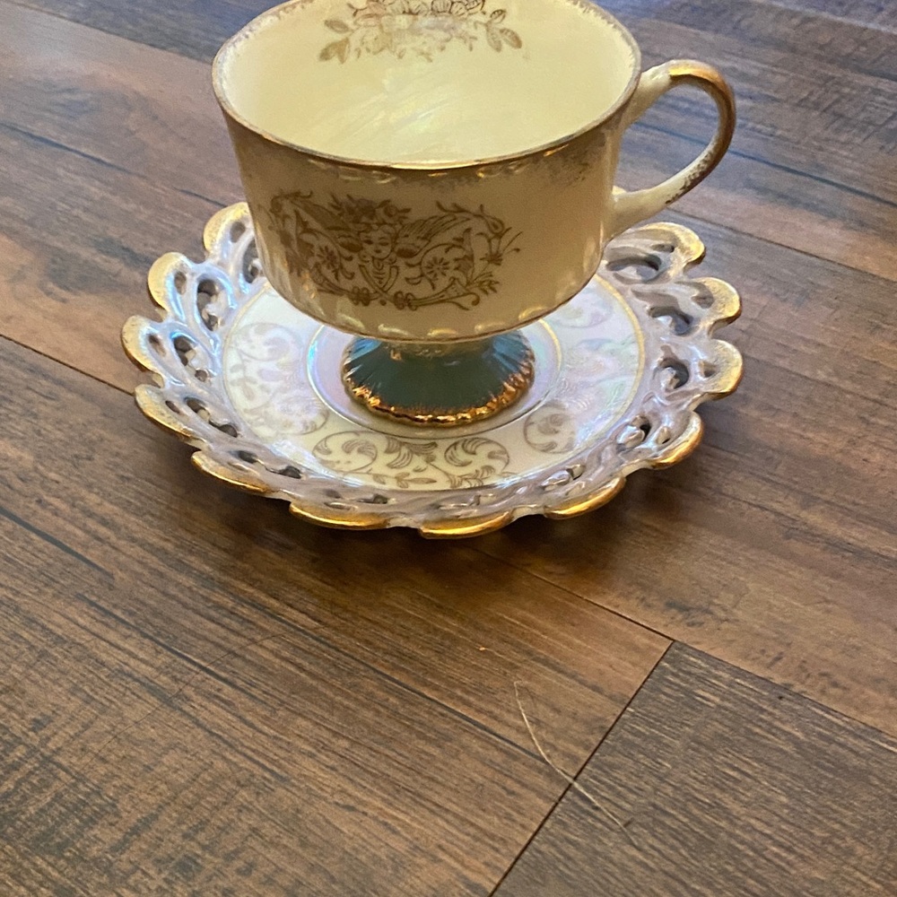 Elegant Iridescent Plate with Gold Details - Picture 13 of 13